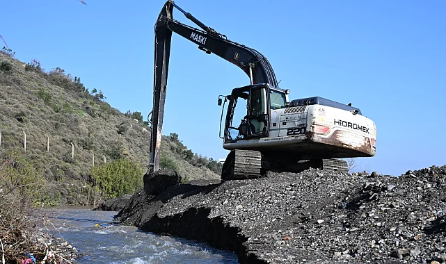 Manisa'da MASKİ Kırtık Deresi'ni temizledi