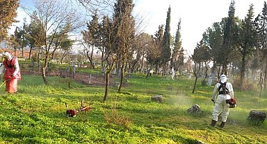 Manisa'da mezarlıklar bayrama hazırlanıyor