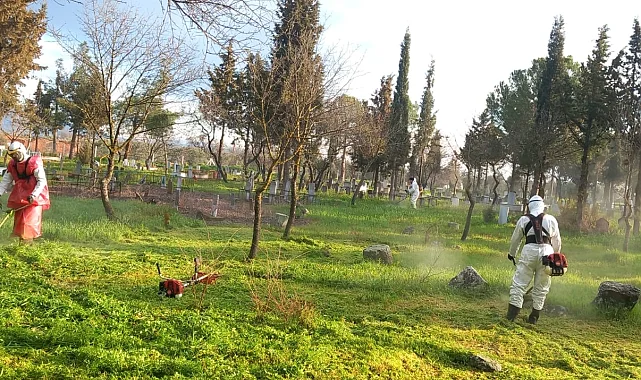 Manisa'da mezarlıklar bayrama hazırlanıyor