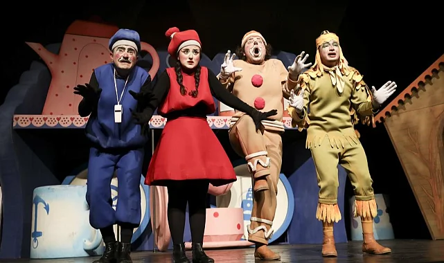 Mersin'de "Bisküvi Adam" oyunu Silifkeli miniklerle buluştu