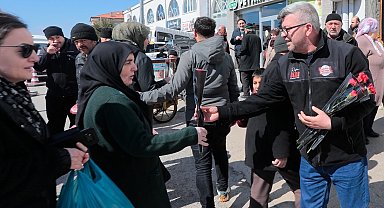 Nevşehir Belediyesi kadınlara binlerce çiçek dağıttı