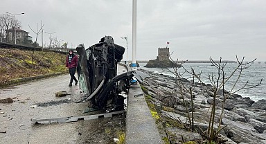 Rize’de takla atan otomobil beton bariyere çarparak denize uçmaktan kurtuldu