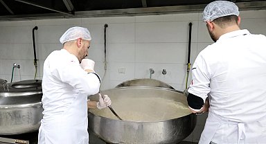 Sakarya'da 90 bin kişilik iftar yemeği kendi kazanlarında pişiriyor