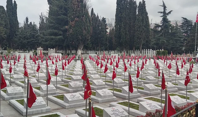 Trabzon'da Büyükşehir mezarlıkları bayrama hazırladı