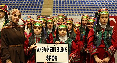 Van Büyükşehir halk oyunlarında şampiyon