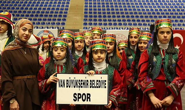 Van Büyükşehir halk oyunlarında şampiyon