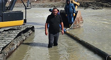 Ağrı'da Muhtar Yavuz Özen'in girişimiyle su hattı onarıldı