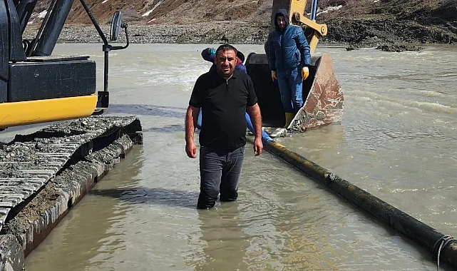 Ağrı'da Muhtar Yavuz Özen'in girişimiyle su hattı onarıldı