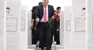 Bakan Tekin'den Şehit Öğretmenler Anıtı'na ziyaret