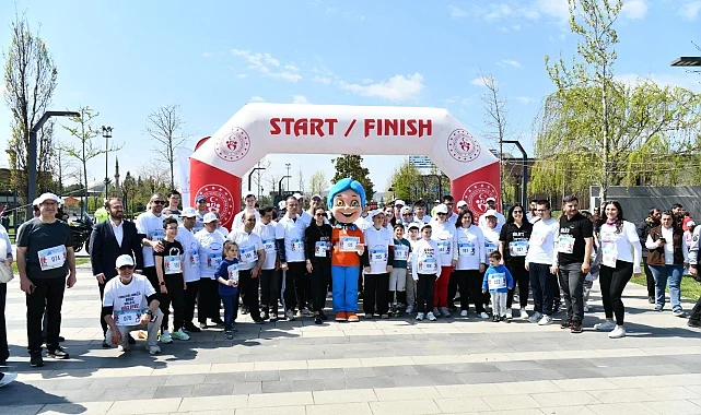 Balıkesir'de otizm farkındalığı için koşuldu