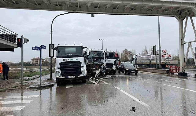 Çubuk’ta beton mikserleri çarpıştı