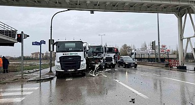 Çubuk’ta beton mikserleri çarpıştı