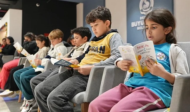 Denizli'de çocuklar "Telefonu Bırak, Kitaba Sarıl" çağrısına kulak veriyor