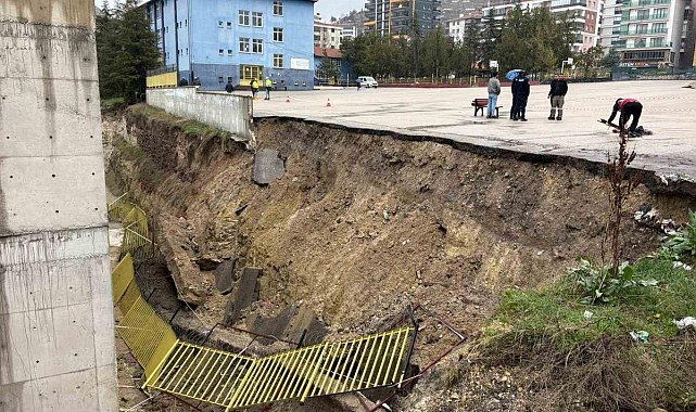 Dereler taştı, okulun istinat duvarı çöktü