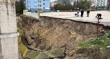 Dereler taştı, okulun istinat duvarı çöktü