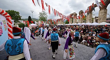  Efes Selçuk'ta çocuklar bayramlarını şenlikle kutladı
