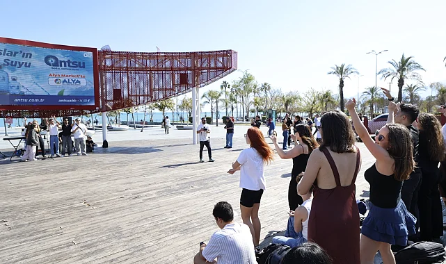 Erasmuslu gençlerden Antalya'da mini konser