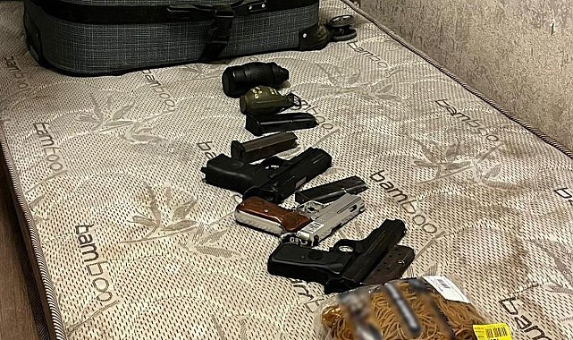 Esenyurt’ta bir eve düzenlenen operasyonda uyuşturucu ve el bombası ele geçirdi