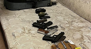 Esenyurt’ta bir eve düzenlenen operasyonda uyuşturucu ve el bombası ele geçirdi