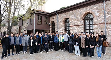 Gençler Kocaeli'de kitapla şehri keşfediyor