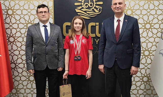Gölcüklü şampiyon milli yüzücüden Başkan Sezer'e ziyaret