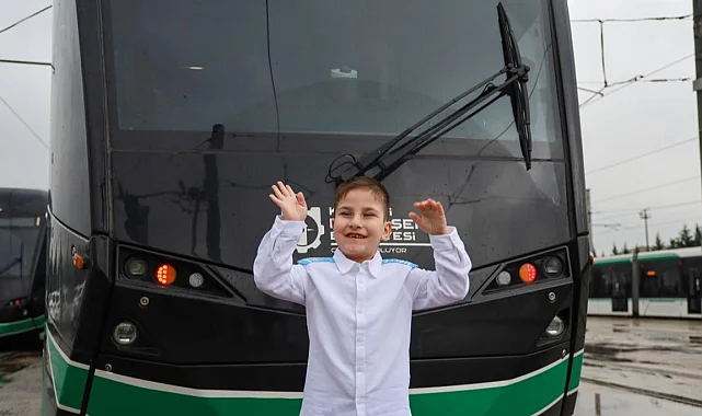 Hayal etti, 6 yaşında vatman oldu!