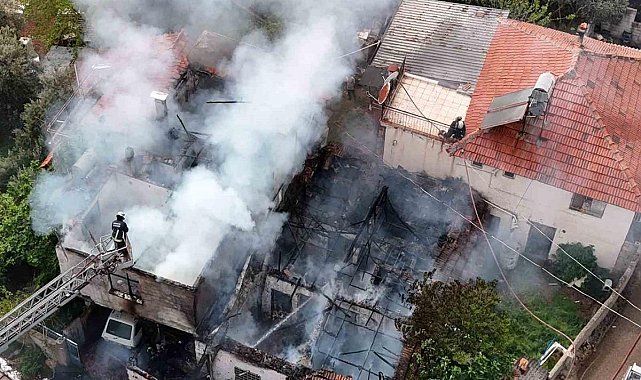 İki katlı gecekonduda çıkan yangın bitişiğindeki eve sıçradı