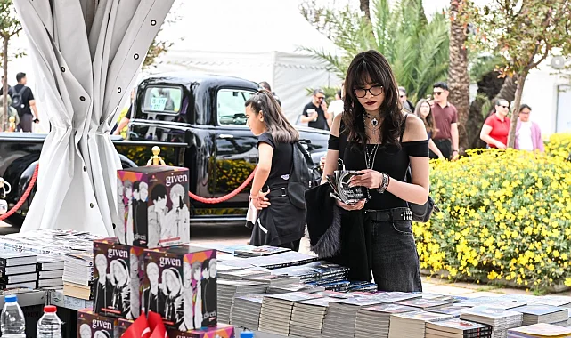 İZKİTAP'ta edebiyat şöleni yaşanıyor