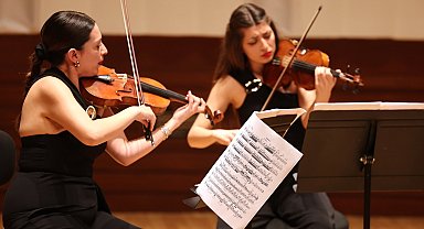 İzmir Oda Orkestrası yine ayakta alkışlandı