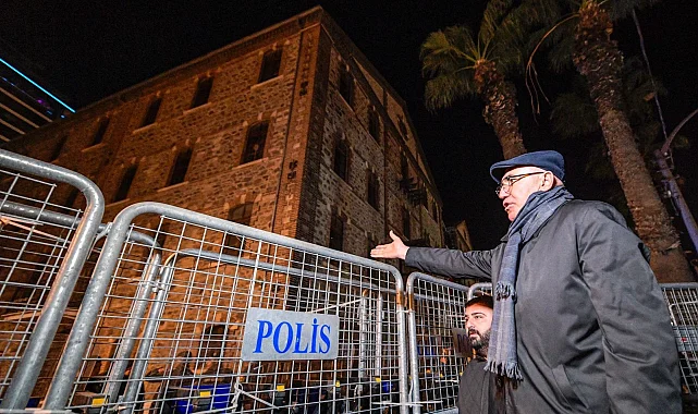 İzmir'de gece nöbetine devam... CHP'li Tanal pense ile plastik kelepçeleri kesti!