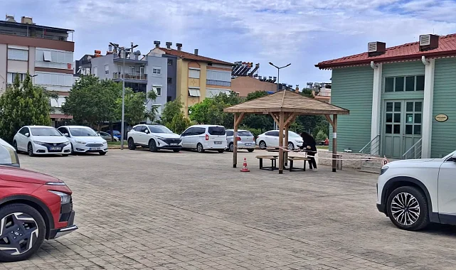 Kepez Cahit Zarifoğlu Kütüphane otoparkı akşamcı meskeni oldu