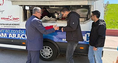 Kocaeli İzmit'te vatandaşlara sıcak ikram