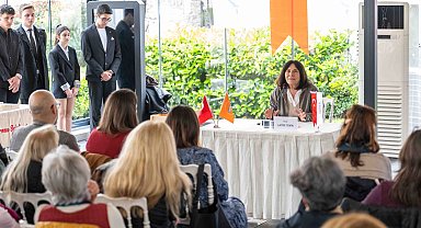 Latife Tekin Bornova'da gençlerle buluştu