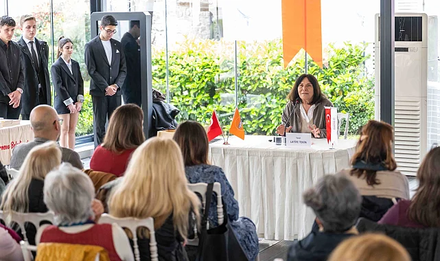 Latife Tekin Bornova'da gençlerle buluştu