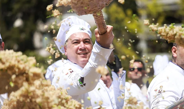 Manisa'nın lezzetleri buluştu... Başkan Dutlulu, mesir baharatlı bahar pilavı pişirdi