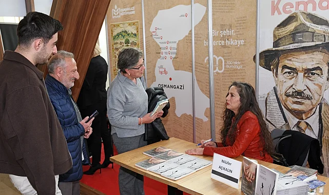 Nilüfer Açıkalın Bursa'da Osmangazi standında okurlarıyla buluştu