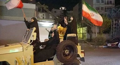 Tahran’da Rejim Yanlısı Kadınlar Silahlarla Geçit Yaptı