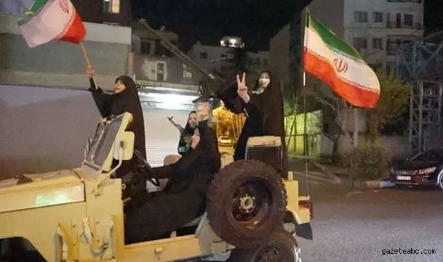 Tahran’da Rejim Yanlısı Kadınlar Silahlarla Geçit Yaptı