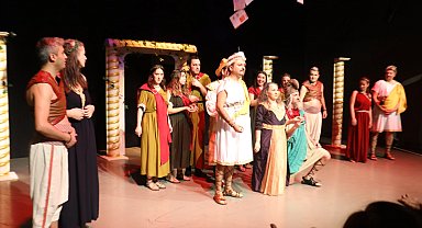 Tofaş Tiyatro Kulübü'nden büyük ustaya saygı sahnesi