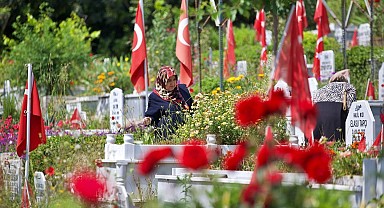 Adana, Mersin ve Osmaniye'de Bayram Arifesinde Şehitlik Ziyareti