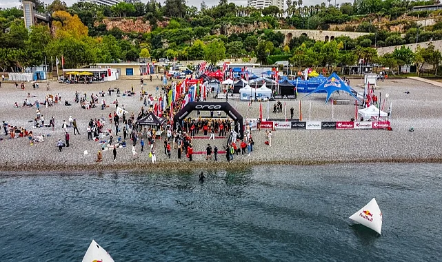 Antalya'da 21 ülkeden 750 sporcu kulaç attı