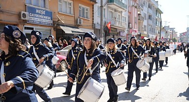BURSA’NIN İLK BELEDİYE KADIN BANDOSU YENİŞEHİR’DE SAHNEYE ÇIKTI