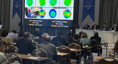 Bursa'da 50 profesörden canlı göz ameliyatı şovu