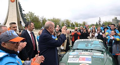 Cumhurbaşkanı Erdoğan, ralli kafilesini Külliye'den uğurladı