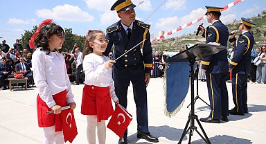 Hava Kuvvetleri Bandosu'ndan öğrencilere moral konseri