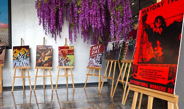 İstanbul Maltepe'de 1 Mayıs afişleri sergileniyor