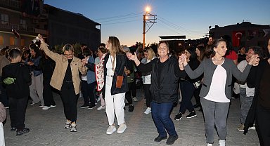 İzmir Çiğli'de binlerce kişi baharın renklerinde buluştu