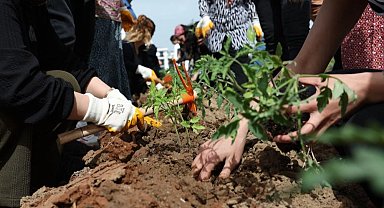 Kadın Kent Bostanı'nda fideler toprakla buluştu
