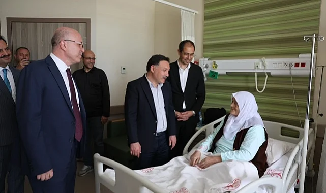 Kayseri Valisi Çiçek hastalarla bayramlaştı