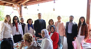 Kocaeli İzmit'te kadın muhtarlara Anneler Günü kahvaltısı